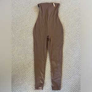 SKIMS ALL-IN-ONE ONESIE STRAPLESS TUBE JUMPSUIT in UMBER. MEDIUM. NEW WITH TAGS!